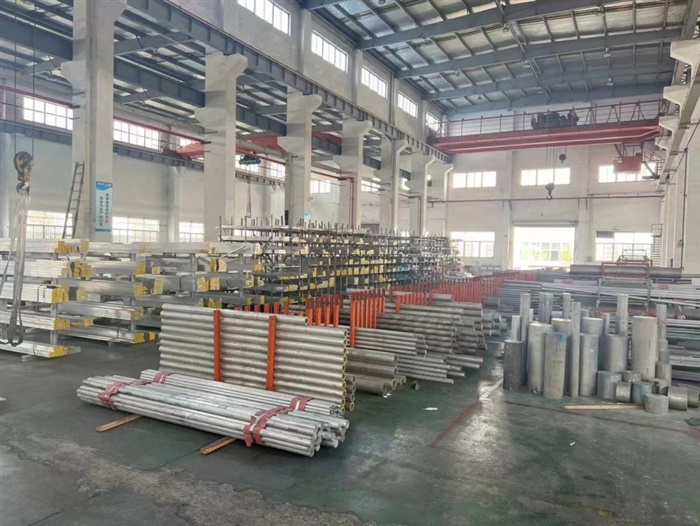 鋁棒倉(cāng)庫(kù)一角